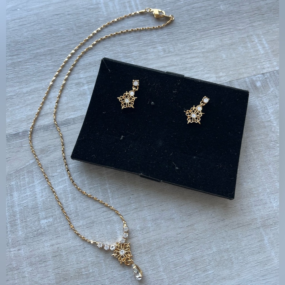 AVON Vintage Sparkle Ice Giftset Earrings & Necklace - Picture 7 of 7